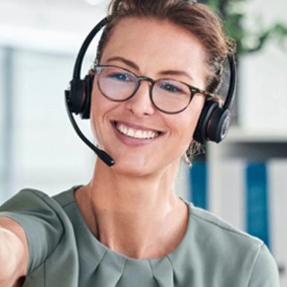 Foriba destek uzmanı kulaklıkla telefonda yardım ediyor